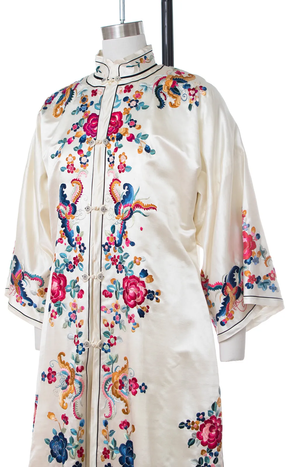 1930s 1940s Bugs & Floral Embroidered Silk Satin Lounge Set | medium/large